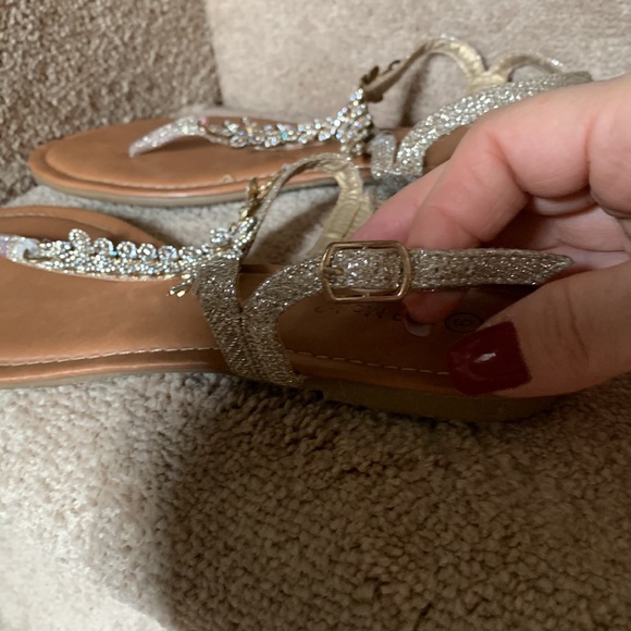 Top Mode Sparkly Leaf Thong Sandals in Size 9 - Picture 4 of 7